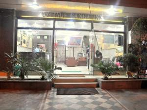 uma frente de loja com vasos de plantas em frente em Cottage Ganga Inn em Nova Deli