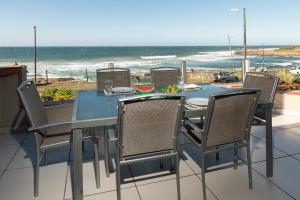 a table and chairs with a view of the ocean at LA CRETE SANDS NO 1 in Margate