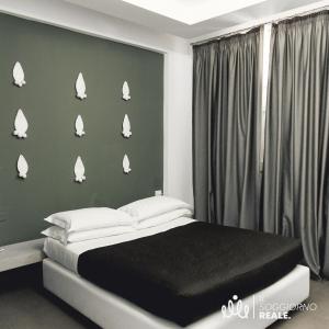 - une chambre avec un lit aux papillons blancs sur le mur dans l'établissement B&B Copacabana Colors, à Margherita di Savoia