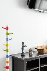 - une table avec une télévision et un bol dans l'établissement Central Sky Apartments, à Thessalonique