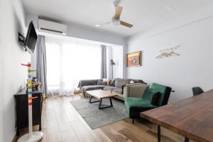 un salon avec un canapé et une table dans l'établissement Central Sky Apartments, à Thessalonique
