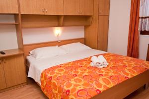 Postel nebo postele na pokoji v ubytování Apartments with a parking space Novigrad - 7108