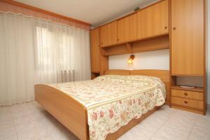 Postel nebo postele na pokoji v ubytování Apartments with a parking space Novigrad - 7108
