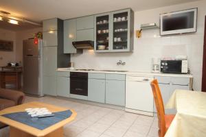 Kuchyň nebo kuchyňský kout v ubytování Apartments with a parking space Novigrad - 7108 + 29 fotografií