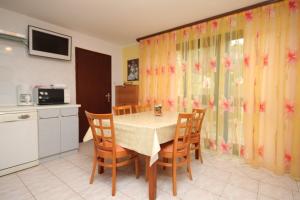 Kuchyň nebo kuchyňský kout v ubytování Apartments with a parking space Novigrad - 7108