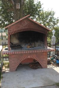 een bakstenen oven met een pizza erin bij Apartment Valica 7122c in Umag