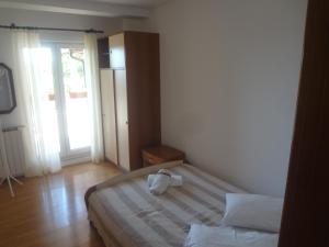 een slaapkamer met een bed en een glazen schuifdeur bij Apartment Valica 7122c in Umag