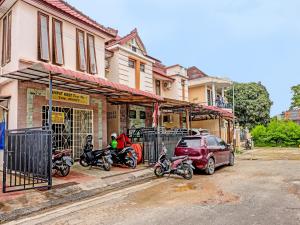 un groupe de motocycles garés devant une maison dans l'établissement OYO 91636 Kak Dadut Homestay, à Batam Center