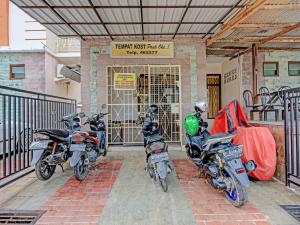 deux motocycles garés devant un bâtiment dans l'établissement OYO 91636 Kak Dadut Homestay, à Batam Center