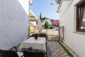 Balkón alebo terasa v ubytovaní Apartments with a parking space Porec - 7154