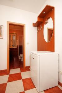 een badkamer met een spiegel en een geruite vloer bij Apartments with a parking space Rovinj - 7113 in Rovinj