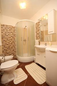 y baño con ducha, aseo y lavamanos. en Apartments with a parking space Fazana - 7153 en Fažana