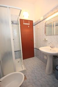 Kúpeľňa v ubytovaní Apartments with parking spaces Valbandon, Fazana - 7200