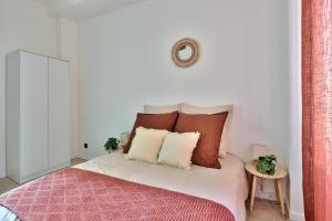 เตียงในห้องที่ Appartement Cosy Bourgoin - Gare & Centre