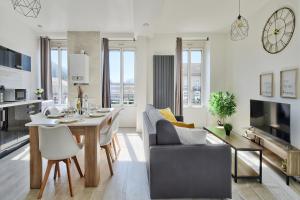 โทรทัศน์และ/หรือระบบความบันเทิงของ Appartement Cosy Bourgoin - Gare & Centre +4 ภาพ