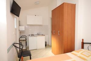 Kuchyňa alebo kuchynka v ubytovaní Studio Umag 7126a