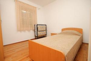 1 dormitorio con 1 cama en una habitación con ventana en Apartments with a parking space Heraki, Central Istria - Sredisnja Istra - 7167, en Stifanići