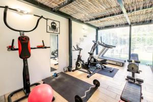 un gimnasio con cintas de correr y equipos de ejercicio en una habitación en Acca Palace AA Hotels, en Milán