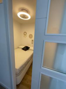 een kleine kamer met een bed en een raam bij Apartamento vistas al Mar Aire acondicionado Wifi in Empuriabrava