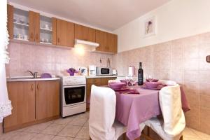cocina con mesa y mantel rosa en Family friendly house with a swimming pool Sveti Petar u Sumi, Central Istria - Sredisnja Istra - 7177 en Gljuščići