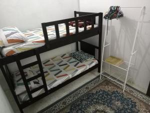 ein paar Etagenbetten in einem Zimmer in der Unterkunft FirZan Homestay Bukit Mahkota in Kajang