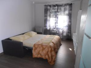 Posteľ alebo postele v izbe v ubytovaní Apartments by the sea Umag - 7189