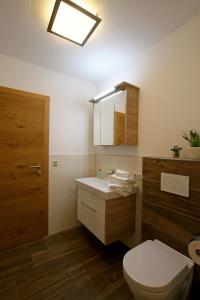 łazienka z białą toaletą i umywalką w obiekcie Appartement Matthias w mieście Stumm