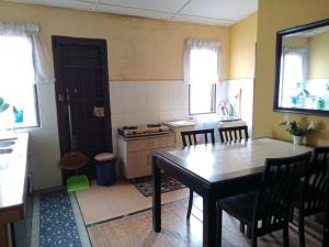 eine Küche mit Tisch und ein Esszimmer in der Unterkunft FirZan Homestay Bukit Mahkota in Kajang + 5 Fotos