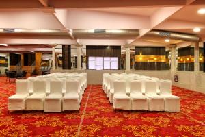 rząd białych krzeseł w pokoju w obiekcie Hotel Mumbai House Juhu, Santacruz West, Mumbai w Bombaju