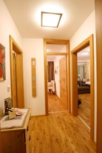 pokój z kuchnią i salonem w obiekcie Appartement Matthias w mieście Stumm +14 zdjęć