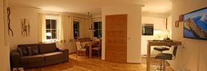 salon z kanapą i stołem w obiekcie Appartement Matthias w mieście Stumm