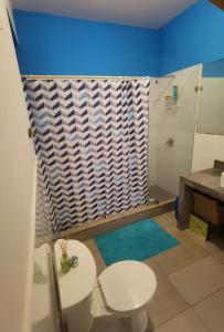 een badkamer met een toilet en een douche bij La Casona Hospedaje in Lima