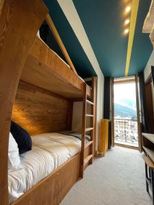 - une chambre avec des lits superposés et une grande fenêtre dans l'établissement Hotel La Verticale, à Chamonix-Mont-Blanc