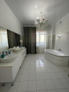 a large white bathroom with two sinks and a tub at Апартаменты гостиничного типа в центре города ЖК Арман in Aktobe