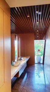 łazienka z 2 umywalkami i oknem w obiekcie 文旅海景 w mieście Toucheng