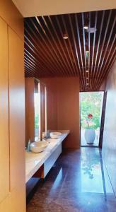 a bathroom with two sinks and a window at 文旅海景 in Toucheng