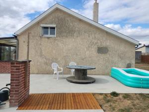 eine Terrasse mit einem Tisch und Stühlen sowie ein Gebäude in der Unterkunft La casa de Coco in Séry-lès-Mézières