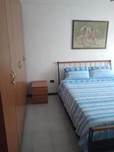 Tempat tidur dalam kamar di Sardinia Home Flat 4 beds in Carbonia