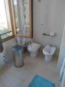 卡爾博尼亞的住宿－Sardinia Home Flat 4 beds in Carbonia，一间带卫生间和坐浴盆的浴室