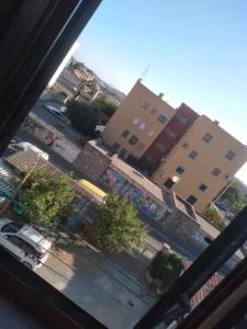 - une vue depuis la fenêtre d'une rue avec des bâtiments dans l'établissement Sardinia Home Flat 4 beds in Carbonia, à Carbonia