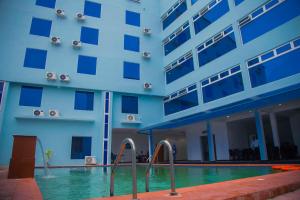 乌约Havilah Towers Hotel Ltd的酒店楼前有游泳池