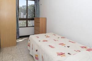 a bedroom with a bed in a room with a window at Estirpe, 2º-3 in Cullera