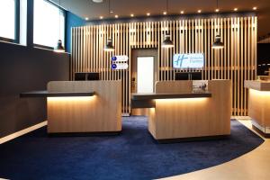 un vestíbulo de una oficina dental con escritorios de recepción en Holiday Inn Express - Remscheid en Remscheid