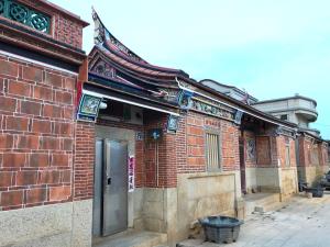 un edificio de ladrillo con una puerta en el costado en Kinmen Courtyard, en Jincheng