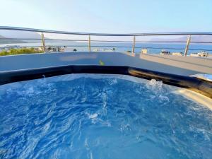 einen Whirlpool auf einem Boot mit dem Ozean im Hintergrund in der Unterkunft Blue Horizon in Kissamos