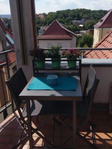 una mesa y sillas en un balcón con vistas en Aalens schönste Aussicht, en Aalen