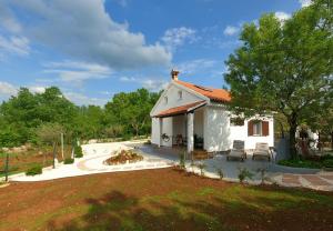 Casa blanca pequeña con jardín y patio en Spignoviza en Kanfanar