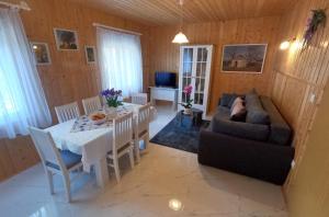uma sala de estar com um sofá e uma mesa em Spignoviza em Kanfanar