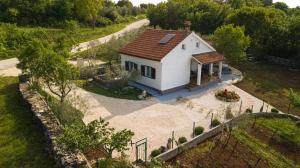 - une vue aérienne sur une petite maison blanche dans l'établissement Spignoviza, à Kanfanar