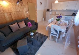 een woonkamer met een bank en een tafel bij Spignoviza in Kanfanar